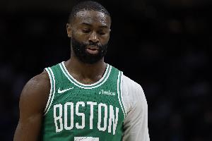 苦苦支撐！杰倫-布朗首節(jié)11中7砍下16分2板1助 球隊落后11分