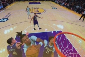 這身體素質(zhì)！卡斯?fàn)柎蠓茸兿蛲黄?空中扭腰拉桿上籃2+1！