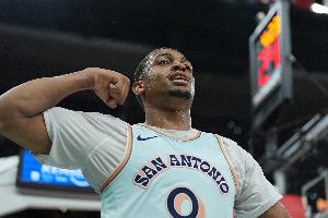 百發(fā)百中！凱爾登·約翰遜半場(chǎng)3投3中&罰球4中4得10分1板1斷0失誤