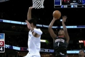 垂直上升！阿門·湯普森反擊超長(zhǎng)滯空閃過防守上籃打中