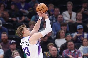 效率一般！馬爾卡寧上半場14中5拿到12分 兩度被斯圖爾特大帽