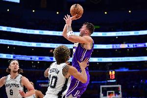 頻繁犯規(guī)&戲劇性拉滿！湖人和馬刺的最后一節(jié)打了50分鐘