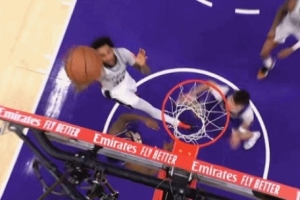 瓦塞爾搶斷斯瑪特傳球 隨后面對(duì)斯瑪特二次進(jìn)攻將球打進(jìn)