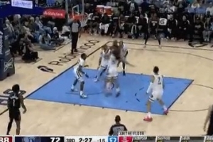 持續(xù)發(fā)力！謝潑德強攻打成2+1 隨后反擊空籃穩(wěn)穩(wěn)上進