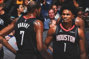 合砍39分14板12助3斷！火箭官方贏球海報(bào)封面人物：杜蘭特+阿門(mén)