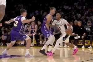 危險(xiǎn)！東契奇防守再被吹犯規(guī) 個(gè)人犯規(guī)已累計(jì)5次