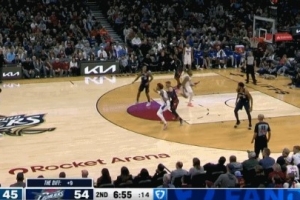 還是嫩！埃奇庫姆中線被大球防守干擾差點失誤 強(qiáng)突上籃再被帽