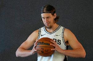 慢慢找狀態(tài)！奧利尼克賽季首秀9分鐘2中2拿到4分4板3助