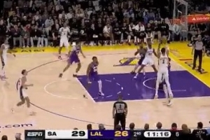 根本干擾不到！文班亞馬低位碾著布朗尼命中翻身跳投