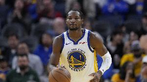 球鞋市場(chǎng)自由球員！庫(kù)明加連續(xù)兩場(chǎng)上腳歐文球鞋！