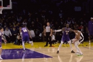 幸無大礙！文班亞馬和八村塁對撞膝蓋 但二人均繼續(xù)作戰(zhàn)