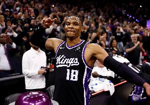 激情！蒙克快攻上籃打停勇士 威少鼓掌怒吼與場(chǎng)邊球迷激情慶祝