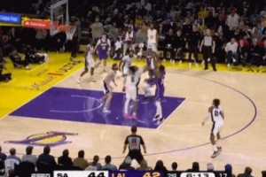 探囊取物！東契奇完成搶斷 八村塁中投幫助湖人扳平比分