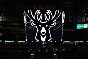 強(qiáng)烈的壓迫感！雄鹿官方曬出了明天NBA杯比賽的球場涂裝！