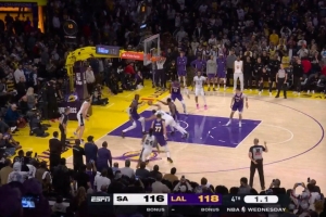 馬刺湖人裁判報告：馬刺最后0.4秒誤獲球權 球由凱爾登碰出底線