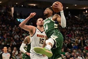 皮爾斯：字母這么拼就怕季后賽時(shí)受傷 約基奇數(shù)據(jù)相似但輕松很多