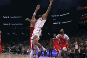 絲滑！布克拜佛晃過阿祖 殺入內(nèi)線歪著身子上籃打進2+1