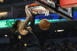 56號(hào)秀！??科爾：我警告隊(duì)員們 理查德要偷走他們的上場(chǎng)時(shí)間了