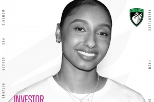 上大學就已經(jīng)當時投資人！朱朱-沃特金斯投資美女職足球隊！