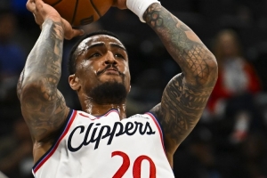 換首發(fā)試試吧！約翰·科林斯11中5得13分4板1助1斷1帽 三分3中2