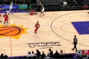 離譜！比爾運球直接運腳上被搶斷 反搶賠上一次犯規(guī)