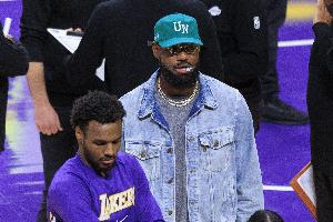 湖人官方：詹姆斯獲準(zhǔn)參加對(duì)抗性籃球訓(xùn)練 1-2周后重新評(píng)估