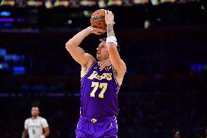 東契奇11次在5場比賽區(qū)間里打出200+40+40 其余人最多5次