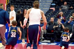 鐵漢柔情！阿隆·戈登帶著兩個小侄子參加賽前熱身