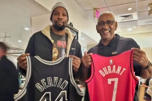 致敬前輩！杜蘭特和馬刺名宿“冰人”喬治-格文交換球衣