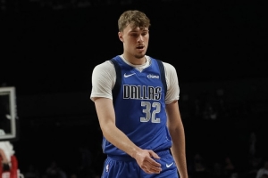 得分比科沃德少！弗拉格上半場7中4得10分2板2助1斷1帽