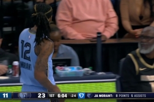 太秀了！莫蘭特眼花繚亂控球到籃下得分 半節(jié)8分5助