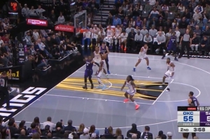 誰還不是MVP呢？威少背打亞歷山大造成犯規(guī)大喊：他防不住我