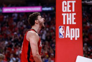 打成提款機(jī)了！申京再次碾壓文班進(jìn)內(nèi)線 轉(zhuǎn)身連續(xù)虛晃上籃打進(jìn)