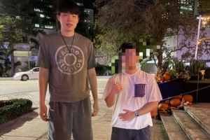 邁阿密球迷曬照：在邁阿密市區(qū)吃飯偶遇楊瀚森 成功要到合影！