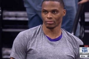 垃圾時(shí)間了！國(guó)王替補(bǔ)席威少一臉嚴(yán)肅&施羅德?lián)u頭