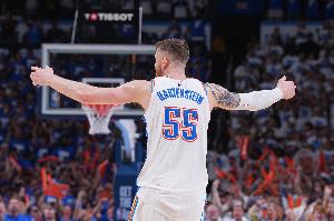 玩起來了！哈滕血帽威少 進(jìn)攻端背對(duì)籃筐出手離譜偏出