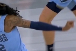 侮辱性極強！莫蘭特背打強吃拉塞爾得分 隨后比“你太小了”手勢