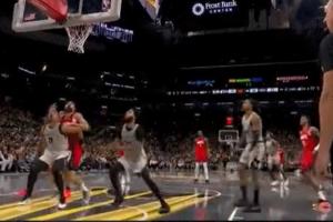 太硬了！凱爾登強(qiáng)硬卡住亞當(dāng)斯 造成后者搶籃板犯規(guī)