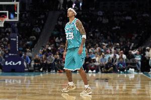 你是奇兵！特雷·曼恩半場15中6&三分5中2砍下18分5板3助2斷