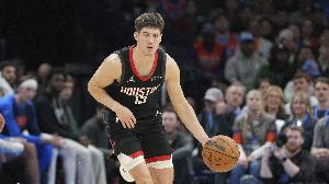 穿針引線！謝潑德繞掩護(hù)送擊地妙傳 亞當(dāng)斯順下接球打進(jìn)加罰