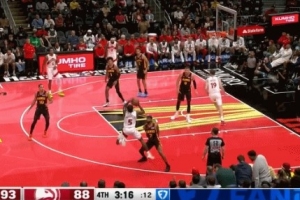 可惜了！奎克利掛著亞歷山大·沃克手臂扔進(jìn)三分 不算&給提前犯規(guī)