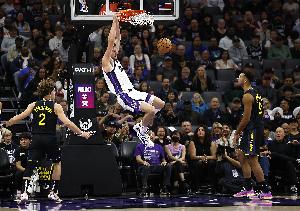 只管進(jìn)攻！尤班克斯11中8拿到16分但僅1板 正負(fù)值-21