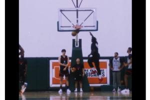 能上嗎？開拓者預(yù)告與熱火比賽 視頻里楊瀚森和翻譯看隊(duì)友扣籃