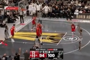 都是前勇士鋒線！巴恩斯大空位三分命中 回頭又造了KD進(jìn)攻犯規(guī)