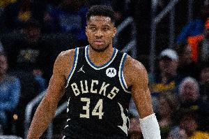 有些被限制！字母哥半場(chǎng)12中5拿到13分5板3助2斷 出現(xiàn)3失誤