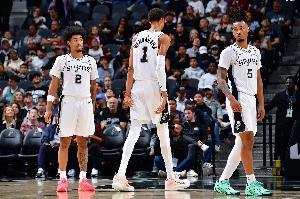 張佳瑋：馬刺在絞肉機(jī)大賽中贏球 斯蒂芬·卡斯?fàn)栂裢? >
                                        </div>
                                    </div>
                                                                        <div   id=