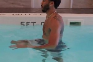 ??恢復(fù)得不錯！塔圖姆在水中進行行走康復(fù)訓(xùn)練