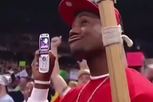 詹姆斯也追星?。≌l(shuí)來看看幼詹當(dāng)年用的這把老古董是什么手機(jī)？