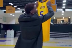 艾頓一身黑西服現(xiàn)身湖人訓(xùn)練館手捧新賽季5號球衣????！