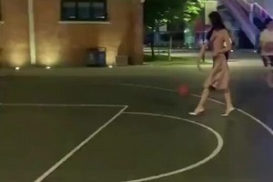 基本功了解！女子穿著短裙高跟鞋輕松完成三步上籃